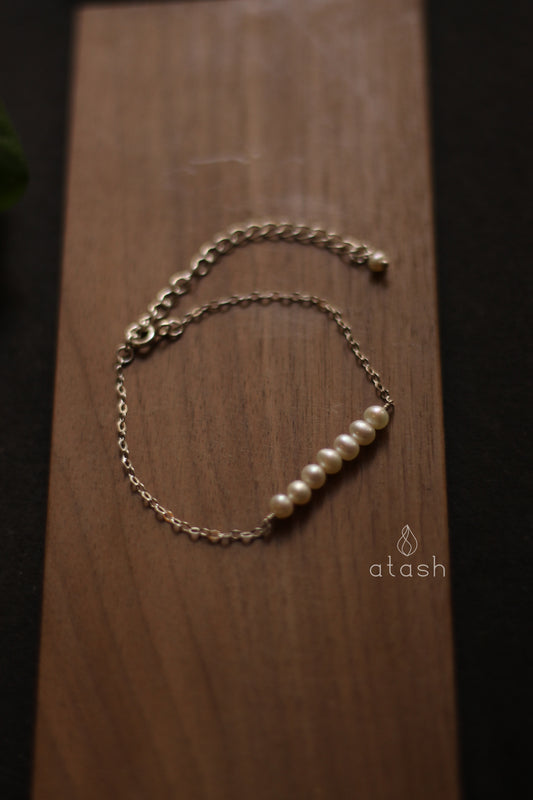 Bar Bracelet in Pearls and Streling Silver