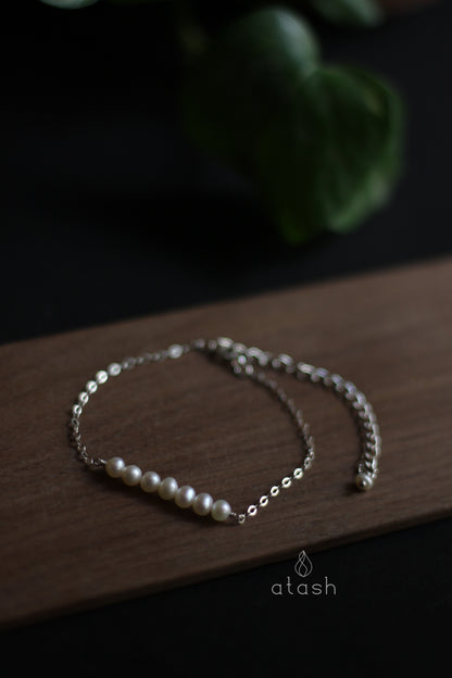 Bar Bracelet in Pearls and Streling Silver